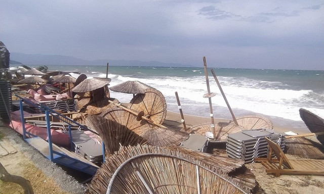 Κακοκαιρία Daniel: Δυνατός αέρας «σήκωσε» ξαπλώστρες και ομπρέλες στην Ιερισσό Χαλκιδικής