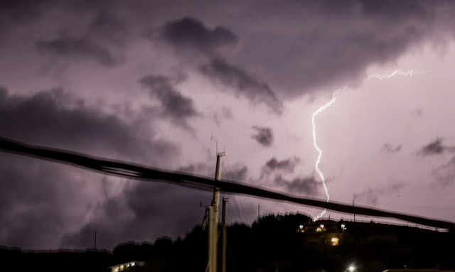 Δείχνει τα δόντια της η κακοκαιρία Daniel: Νύχτα κεραυνών στον Βόλο