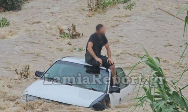 Λαμία: Αυτοκίνητο παρασύρθηκε από χείμαρρο - Ανέβηκε στην οροφή για να γλιτώσει ο οδηγός [vid]