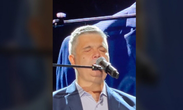 Ο Νεκτάριος Μαλλάς συγκίνησε όλο το Καλλιμάρμαρο τραγουδώντας στη συναυλία για τον Αντώνη Βαρδή