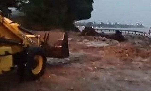 Βόλος: Σε ποτάμι μετατράπηκε δρόμος (εικόνες)