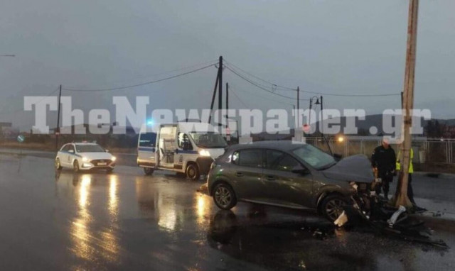 Kακοκαιρίας Daniel - Bόλος: Ι.Χ. καρφώθηκε σε κολώνα λόγω ολισθηρότητας του οδοστρώματος