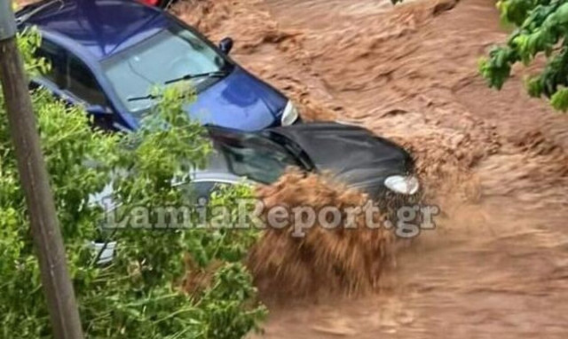 Λαμία: Παρασύρθηκαν αυτοκίνητα μέσα από τον χείμαρρο - Δείτε το συγκλονιστικό βίντεο