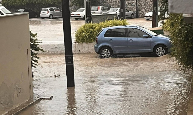 Κακοκαιρία Daniel: Δρόμοι ποτάμια στην Αίγινα - Ήχησε το 112 (vid)