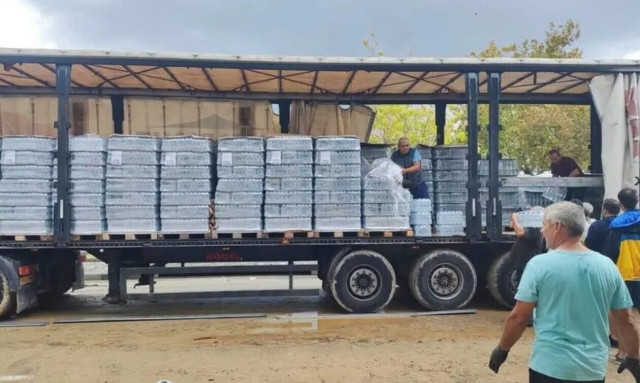 Κακοκαιρία Daniel: Ο Αχιλλέας Μπέος μοιράζει μπουκάλια με εμφιαλωμένο νερό στους πολίτες