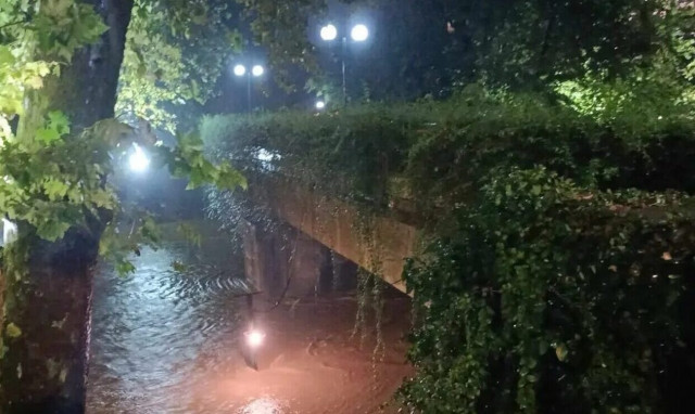 Νύχτα τρόμου για Τρίκαλα και Καρδίτσα: Υπερχείλισαν ποταμοί, φτιάχνουν αναχώματα