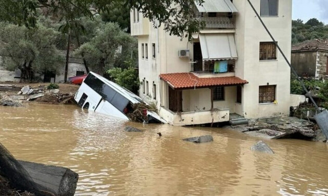 Κακοκαιρία Daniel - Μαγνησία: Σπίτι στο Πήλιο «στηρίζεται» σε λεωφορείο