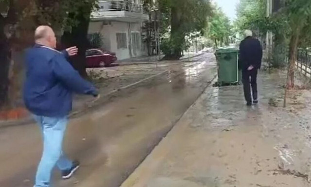 Κακοκαιρία Daniel - Ο Αχιλλέας Μπέος «κατσαδιάζει» κατοίκους στον Βόλο: «Τι ήρθατε εδώ να κάνετε;»