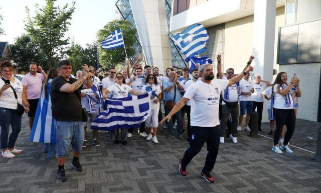 Ολλανδία - Ελλάδα: Εντυπωσιακή παρουσία Ελλήνων φιλάθλων στο Αϊντχόφεν (pics)