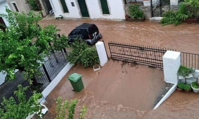 Greek and foreign tourists evacuated by sea from Mt. Pilio's southern region of Platanias
