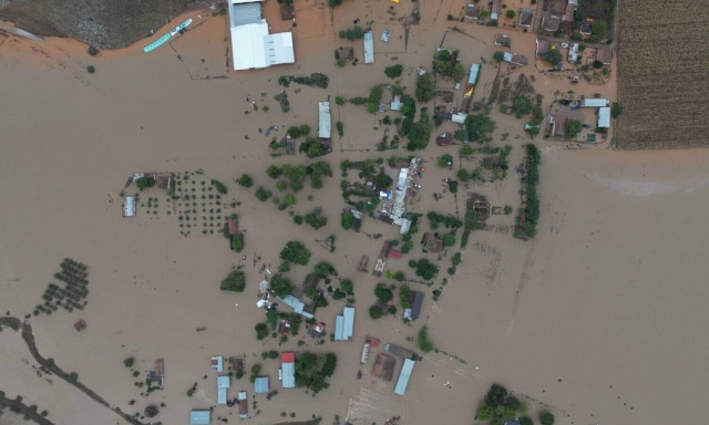 Σοκαριστικό βίντεο - Το χωριό Κάστρο στη Λάρισα πνίγηκε από τα ορμητικά νερά