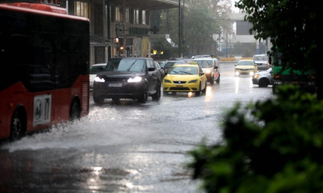 Κίνηση τώρα: Ακινητοποιημένα τα οχήματα σε πολλούς δρόμους λόγω της κακοκαιρίας Daniel