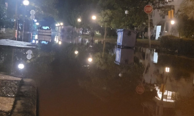 Λάρισα: Ανεβαίνει ο Πηνειός – Πλημμύρισαν οι δρόμοι των παλιών εργατικών στη Γιάννουλη