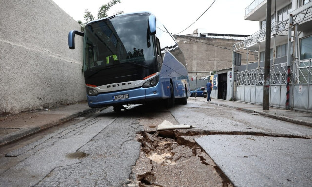 Κακοκαιρία Daniel: Καθίζιση δρόμου στο Μοσχάτο - Εγκλωβισμένα λεωφορείο και ΙΧ