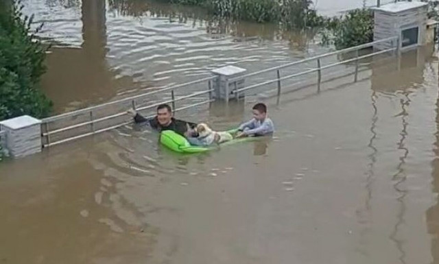 Κακοκαιρία Daniel: Συγκλονιστική διάσωση παιδιών στον Παλαμά Καρδίτσας