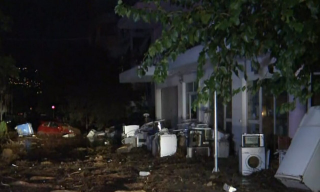 Ώρες αγωνίας στον Παλαμά Καρδίτσας: «Έχουμε μαζευτεί 14 άτομα σε μία οικοδομή για να μην πνιγούμε»