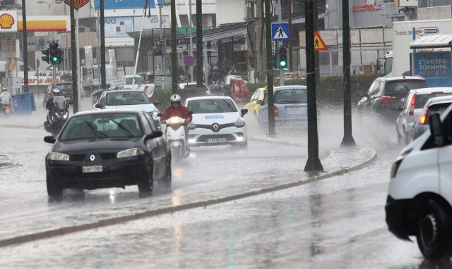 Κακοκαιρία Daniel: Στην κυκλοφορία η Πειραιώς