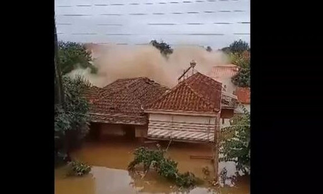 Κακοκαιρία Daniel - Ντοκουμέντο: Η στιγμή που καταρρέει σπίτι στον Παλαμά Καρδίτσας