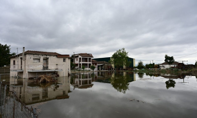 Κακοκαιρία Daniel: Αγωνία για τους εγκλωβισμένους - Έγκυος με ένα παιδί στο σπίτι της χωρίς νερό