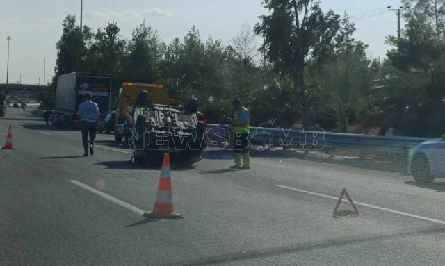 Τροχαίο ατύχημα στον Κηφισό: Αναποδογύρισε ΙΧ στο ύψος της Λυκόβρυσης - Φωτογραφίες ντοκουμέντο