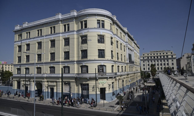 Συναγερμός στο λιμάνι του Πειραιά: Αιγύπτιος απειλούσε να αυτοκτονήσει στη γέφυρα του ηλεκτρικού