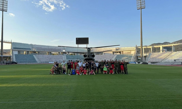 Κακοκαιρία Daniel: Οι ποδοσφαιριστές του Βόλου φορτώνουν Σινούκ