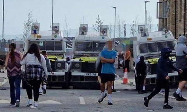 Η αστυνομία της Βόρειας Ιρλανδίας κατέσχεσε όπλα και πυρομαχικά - Αστυνομικοί δέχτηκαν επίθεση