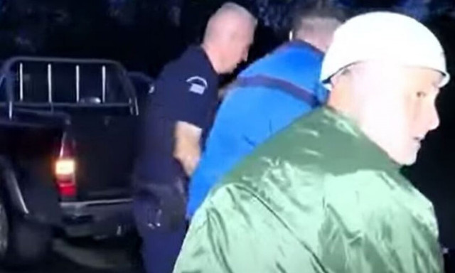 Κακοκαιρία Daniel: Συγκινημένη γυναίκα στα Τρίκαλα ευχαριστεί τον αστυνομικό που την έσωσε