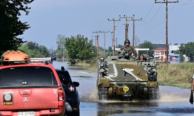 Κακοκαιρία Daniel: Δραματικές διασώσεις από Στρατό και Πυροσβεστική στη Θεσσαλία