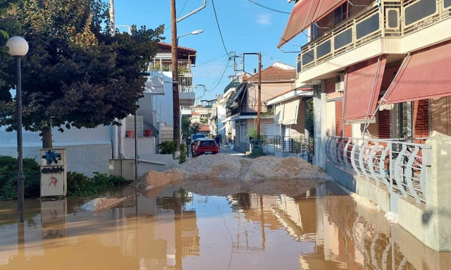 Κακοκαιρία Daniel: Μάχη με τα νερά στους Αμπελόκηπους Λάρισας