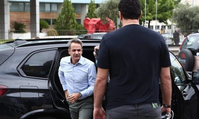 Ο Κυριάκος Μητσοτάκης αναχωρεί για τη Λάρισα