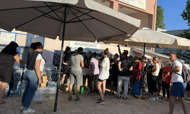 Κακοκαιρία Daniel: Μοιράζουν νερά στους πληγέντες μέσα στον πλημμυρισμένο Παλαμά (Vid)