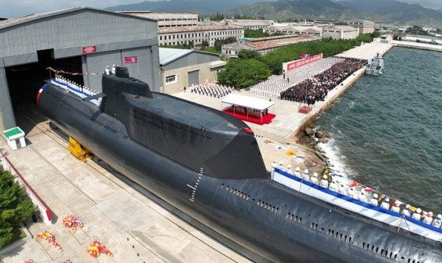 «Φιέστα» στη Βόρεια Κορέα: Καθέλκυσε το πρώτο της «υποβρύχιο επίθεσης με τακτικά πυρηνικά όπλα»