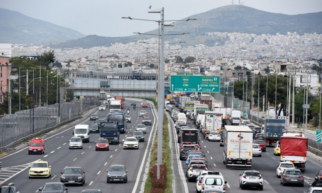 Αττική Οδός: Διακόπηκε η κυκλοφορία στο ύψος του Χαλανδρίου προς Ελευσίνα λόγω φωτιάς σε αυτοκίνητο