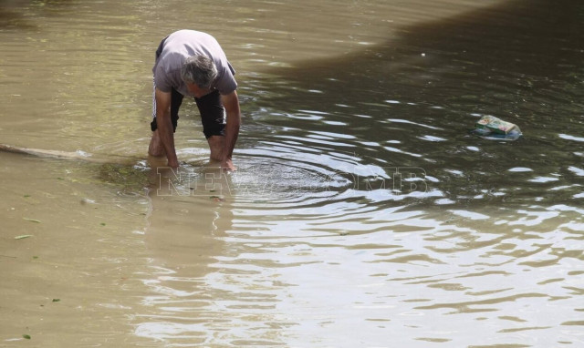Κακοκαιρία Daniel - Καρδίτσα: «Είμαστε 100 άτομα σε μία καφετέρια με 3 μέτρα νερό από έξω»