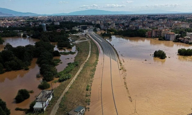 Κακοκαιρία Daniel: Ρωγμή σε γέφυρα στις εργατικές κατοικίες της Λάρισας
