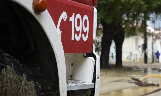 Ανετράπη πυροσβεστικό όχημα στη Γιάννουλη Λάρισας – Επιχείρηση διάσωσης 4 ατόμων