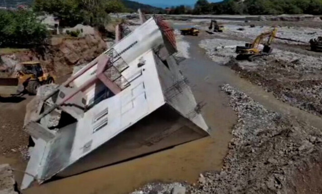 Κακοκαιρία Daniel: Το γκρεμισμένο γυμναστήριο στο Μουζάκι - Βίντεο ντοκουμέντο από drone
