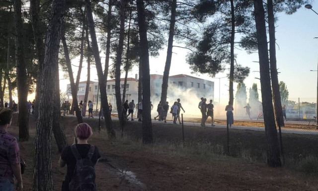 Λάρισα: Επεισόδια έξω από το Συντονιστικό Κέντρο κατά την άφιξη του Κυριάκου Μητσοτάκη