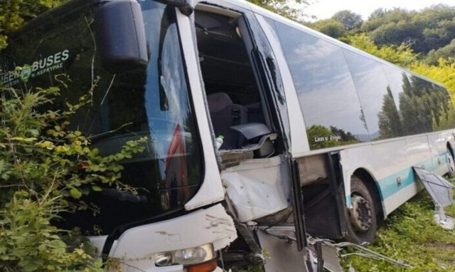 Σύγκρουση λεωφορείου με δύο οχήματα στην ΠΑΘΕ