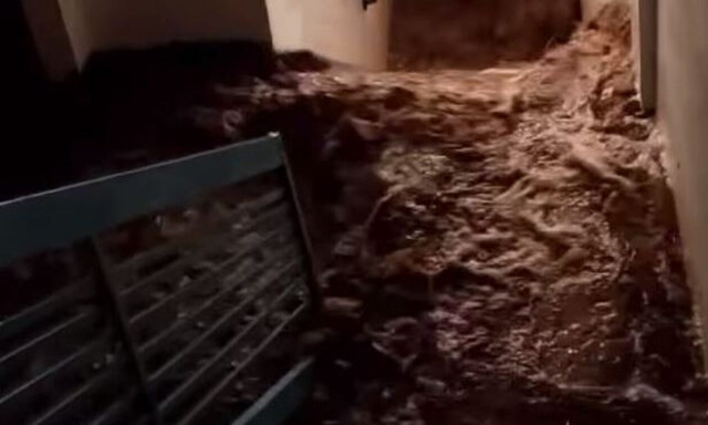 Κακοκαιρία Daniel: Η στιγμή που ορμητικά νερά «εισβάλουν» σε σπίτι στην Καρδίτσα