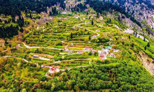 Τρίδενδρο: Tο υπέροχο χωριό χτισμένο στο χείλος του γκρεμού με θέα στον Αγραφιώτη