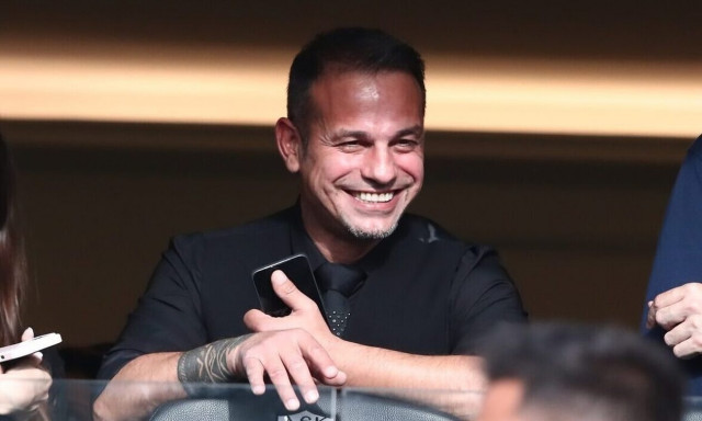 Ντέμης Νικολαΐδης: Συνεχίζει τις καλοκαιρινές του διακοπές με τη σύντροφό του σε παραλία της Τήνου