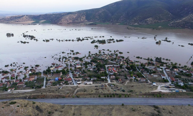 Πλημμύρες: Έφτασε τα 18 μέτρα ύψος το νερό στα Τέμπη – Έγινε λίμνη η εθνική οδός