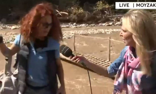 Κακοκαιρία Daniel: Εκπαιδευτικός στο Μουζάκι περπατά στις λάσπες για να παρουσιαστεί στο σχολείο