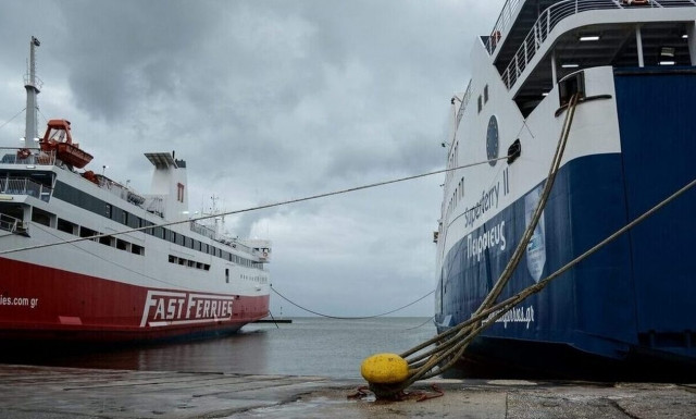 Πώς μπλέχτηκαν οι άγκυρες των πλοίων στο λιμάνι της Ραφήνας