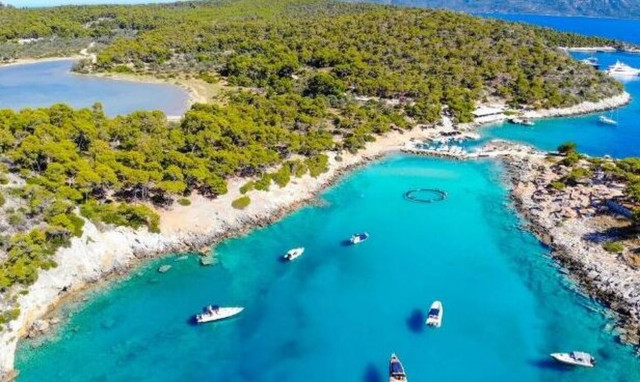 Μονοήμερη εκδρομή και ατελείωτες βουτιές στα πράσινα νερά της Απονήσου