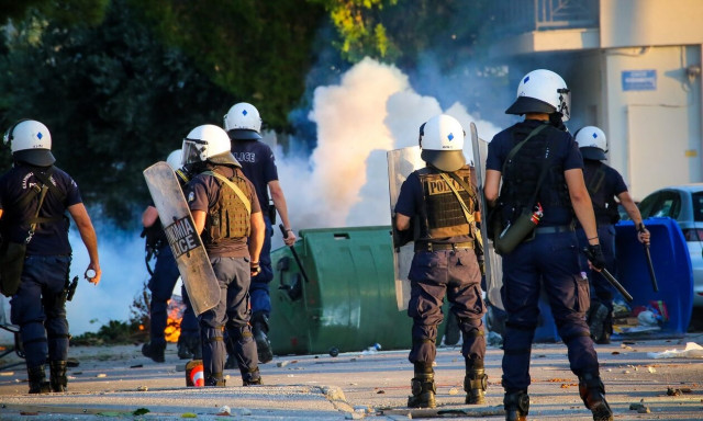 Σκάσε και βλέπε!