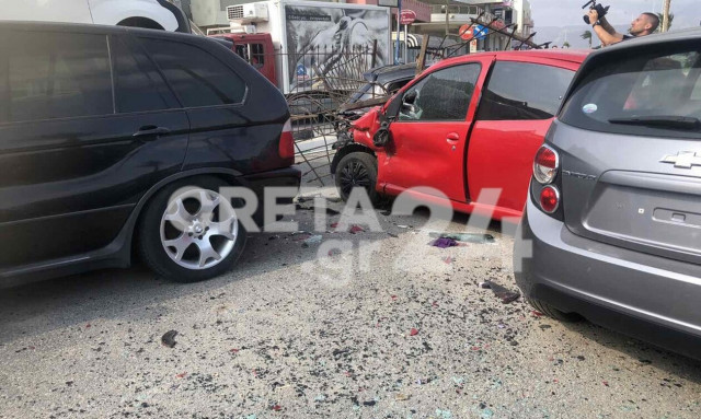 Ηράκλειο: Βίντεο ντοκουμέντο - Η στιγμή που ΙΧ πέφτει πάνω σε μάντρα αυτοκινήτων