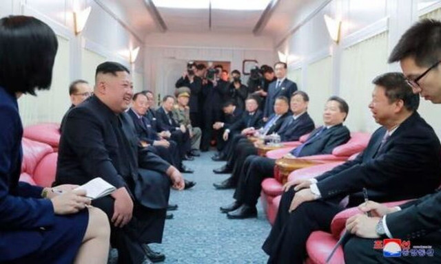 Κιμ Γιονγκ Ουν: Το θωρακισμένο τρένο του - Δερμάτινες πολυθρόνες, εκλεκτά κρασιά και τραγουδίστριες